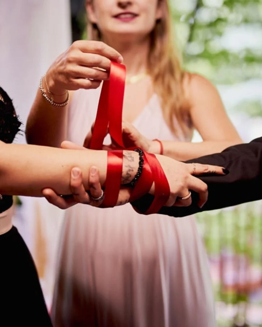 Handfasting Matrimonio Celtico Rito delle Mani Legate Tempio della Dea Milano Celebrant Sacerdotessa di Avalon Priestess of Avalon Celebrante Naturale Matrimonio Simbolico